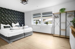 Escritorio, tabla de planchar con plancha, cuna de viaje y wifi gratis