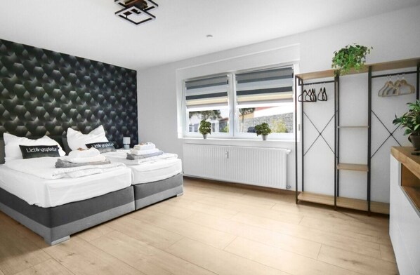 2 chambres, bureau, fer et planche à repasser, lit parapluie