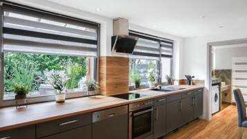 Jääkaappi, mikroaaltouuni, uuni, liesi