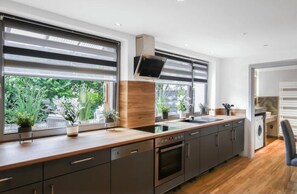 Een koelkast, een microgolfoven, een oven, een kookplaat