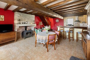 TV, fireplace - Holiday Home 'Chez Pauline' with Private Garden (Massangis)