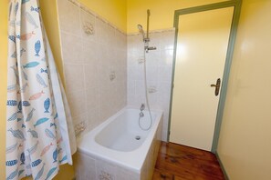 Shower, towels - Holiday Home 'Chez Pauline' with Private Garden (Massangis)