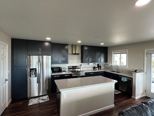 Hilo Bayview - Modern family-friendly 4-bedroom home with views & office