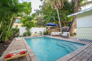 Utendørsbasseng og et oppvarmet basseng