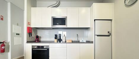 Refrigerador, microondas, horno, placa de cocina