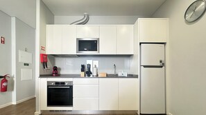 Frigorífico, microondas, horno y placa de cocina