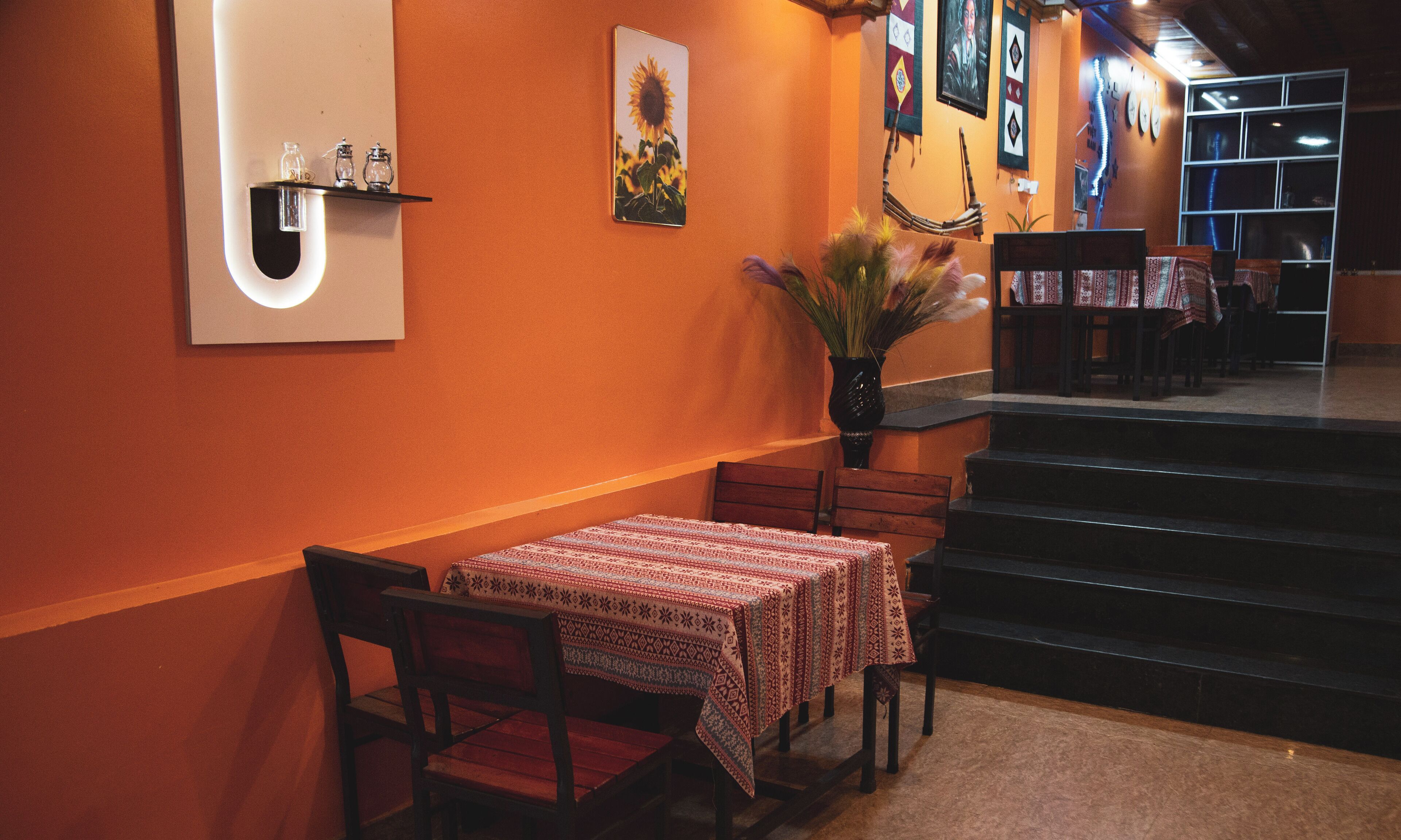 Phòng đôi phong cách cổ điển, quang cảnh thành phố | Khu phòng khách | TV màn hình phẳng 24-inch có truyền hình vệ tinh 