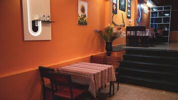 クラシック ダブルルーム シティビュー | リビング エリア | 24 インチの薄型テレビ (衛星放送視聴可)