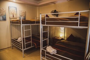 Ropa de cama hipoalergénica y escritorio 