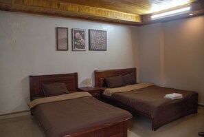 Kamar Triple Klasik | Seprai antialergi, meja kerja, ruang kerja ramah laptop, dan kedap suara