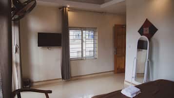 デラックス ダブルルーム シティビュー | 低刺激性寝具、デスク、ノートパソコン用作業スペース、WiFi (無料)