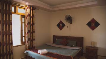 Doppia Classic | Biancheria da letto ipoallergenica, una scrivania, postazione laptop