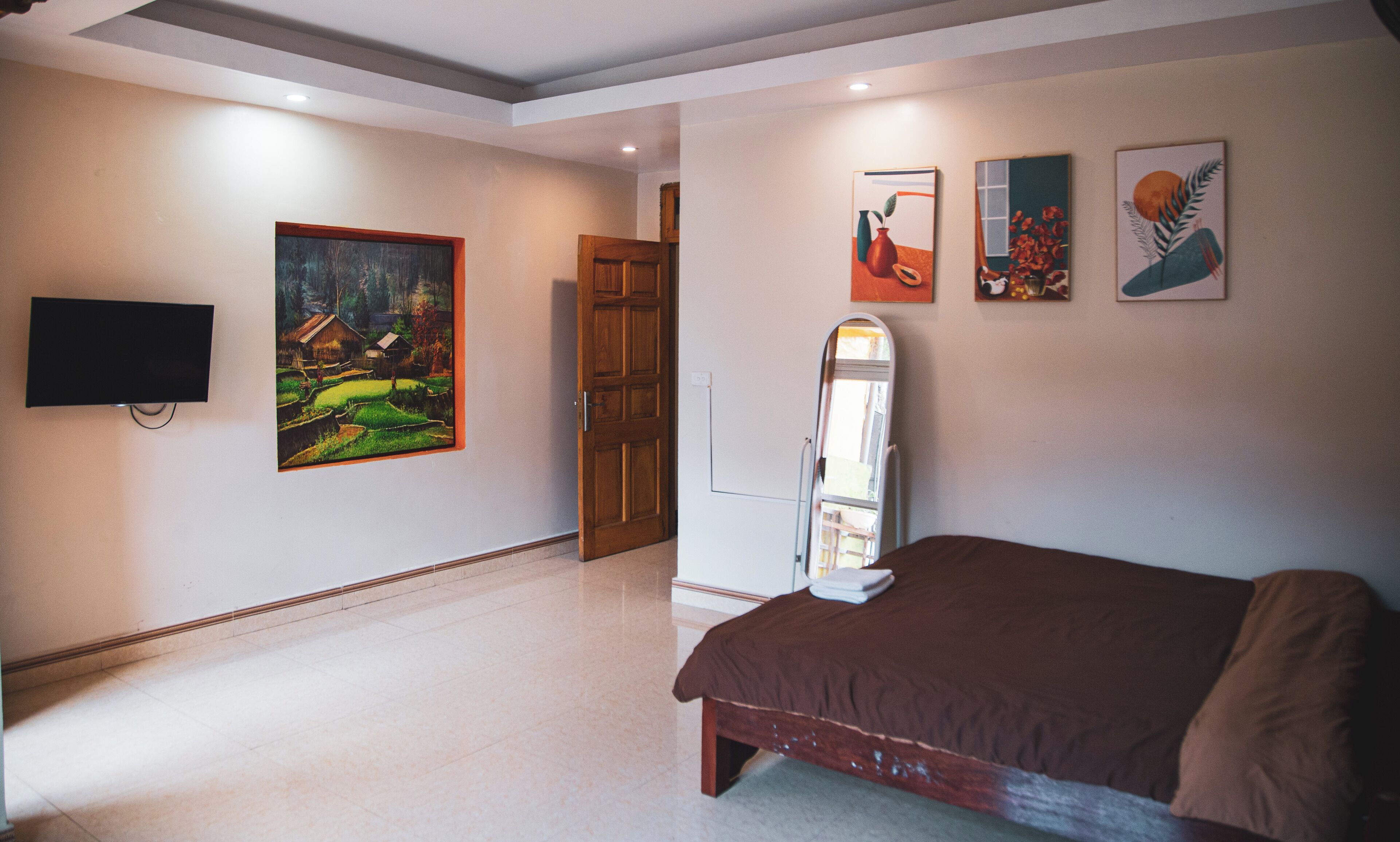 Phòng đôi phong cách cổ điển, quang cảnh thành phố | Bộ đồ giường kháng dị ứng, bàn, khu vực làm việc phù hợp cho laptop 