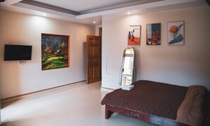 Quarto casal clássico, vista para a cidade | Roupas de cama antialérgicas, escrivaninha