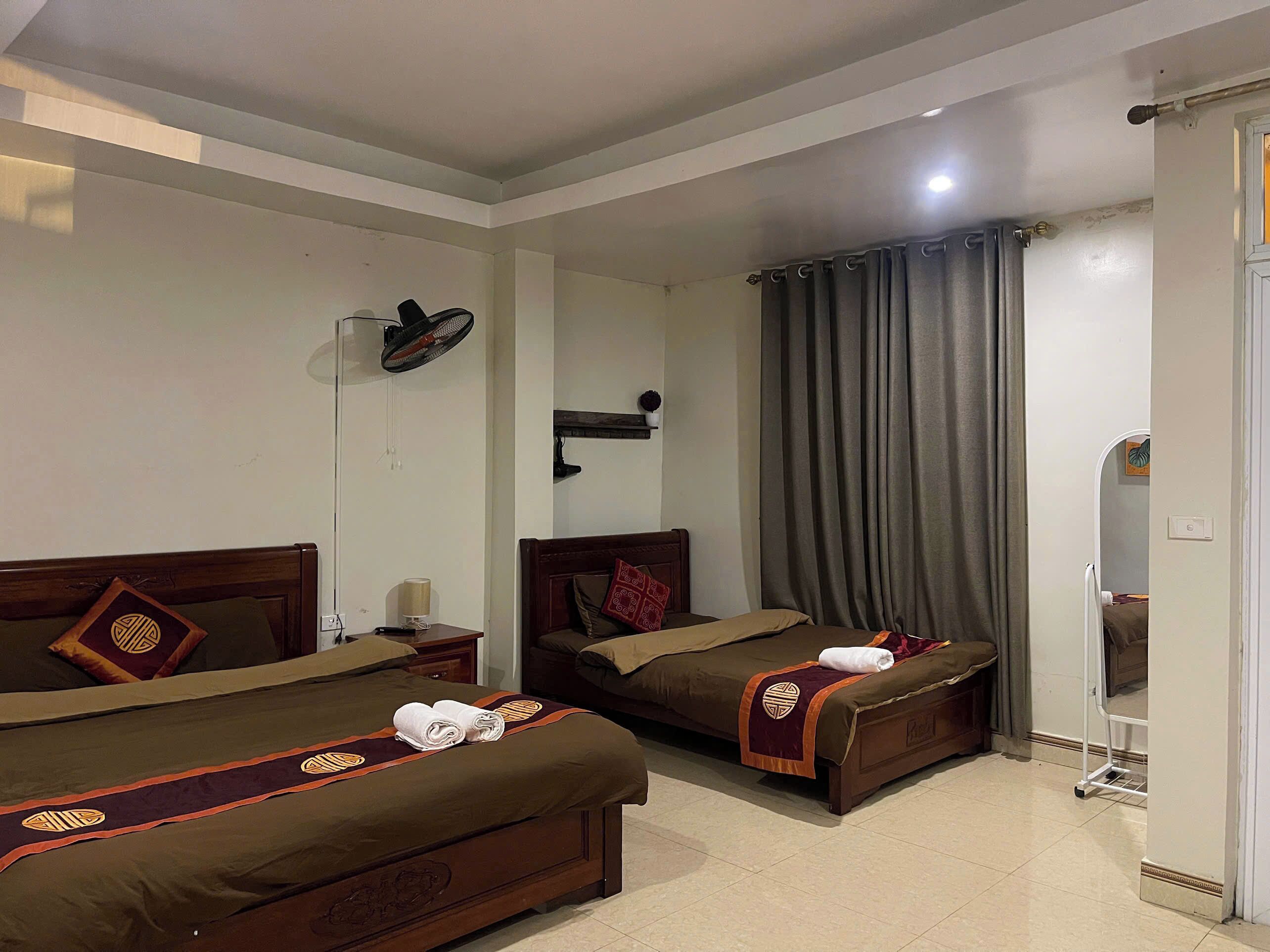Habitación triple clásica | Ropa de cama hipoalergénica y escritorio 