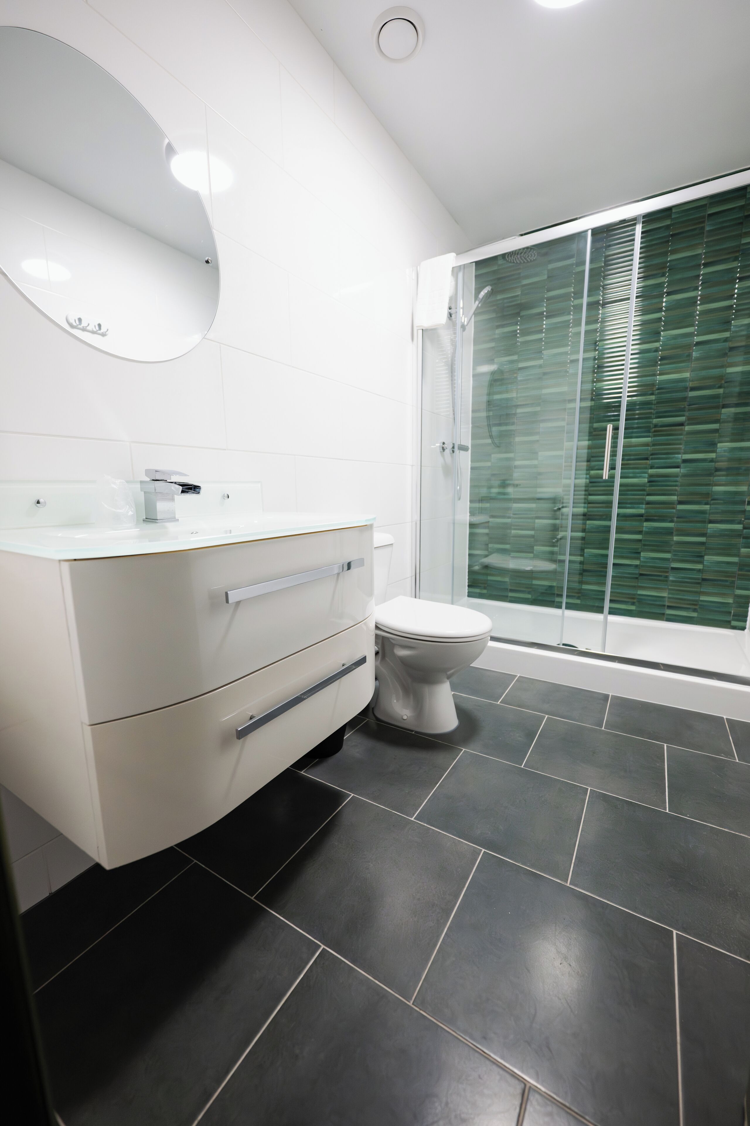 Superior Suite | Bathroom | Towels, soap, shampoo, toilet paper