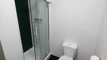 Toallas, jabón, shampoo, papel higiénico