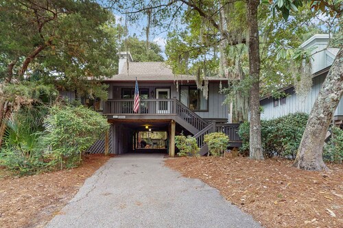 Scenic-view cottage with sunroom, deck, kitchen & pool - close to beach & golf