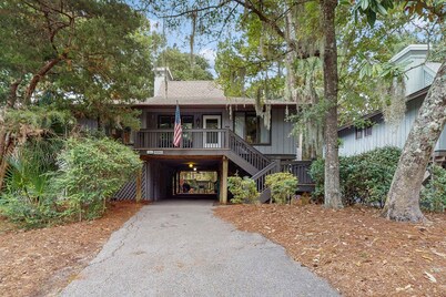 Scenic-view cottage with sunroom, deck, kitchen & pool - close to beach & golf
