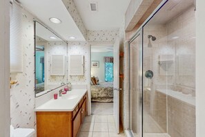 Een douche, handdoeken, shampoo