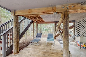 Terrace/patio - Scenic-view cottage with sunroom, deck, kitchen & pool - close to beach & golf (Kiawah Island)