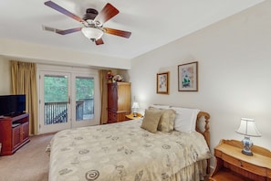 3 bedrooms, iron/ironing board, WiFi, bed sheets - Scenic-view cottage with sunroom, deck, kitchen & pool - close to beach & golf (Kiawah Island)