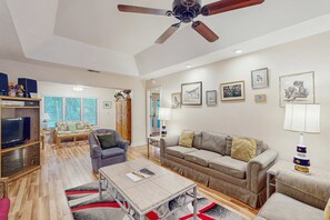 TV, offices - Scenic-view cottage with sunroom, deck, kitchen & pool - close to beach & golf (Kiawah Island)