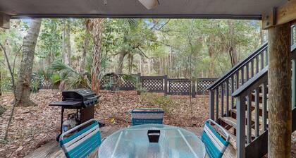 Scenic-view cottage with sunroom, deck, kitchen & pool - close to beach & golf