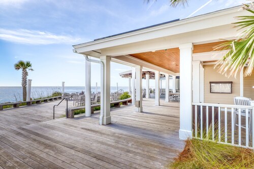 Sunny island home with golf course view, pool, tennis, washer/dryer, & AC