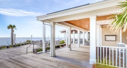 Sunny island home with golf course view, pool, tennis, washer/dryer, & AC