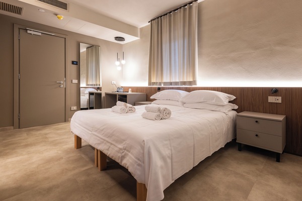 Minibar, espacio para trabajar con laptop, wifi gratis y ropa de cama