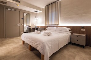 Superior Double Room | Free WiFi, bed sheets - Aima Boutique Rooms (Costa Volpino)