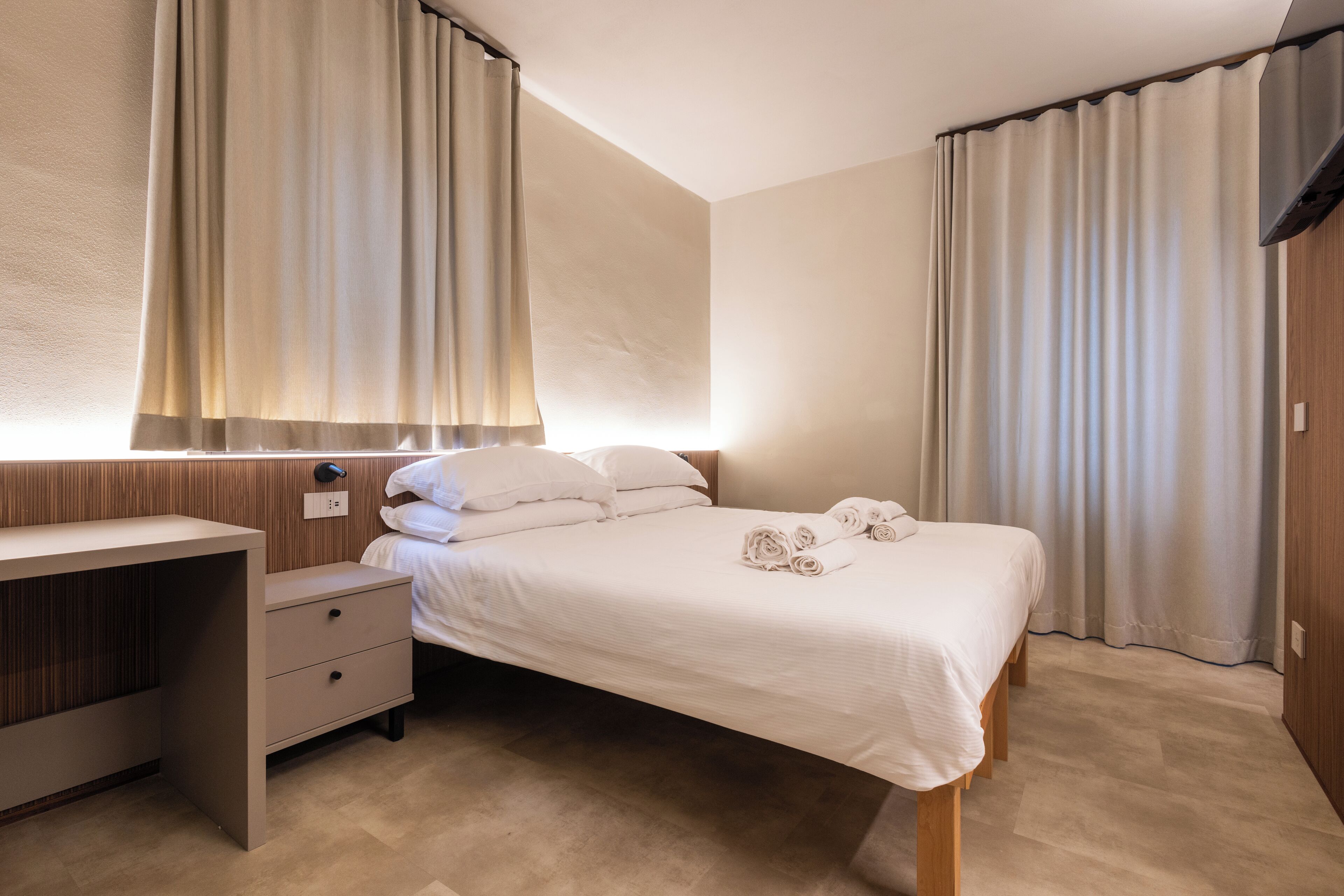 Habitación básica con 1 cama doble o 2 individuales | Wifi gratis y ropa de cama