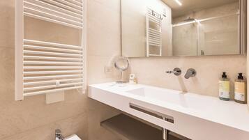 Superior-Vierbettzimmer | Badezimmer | Dusche, Handtücher