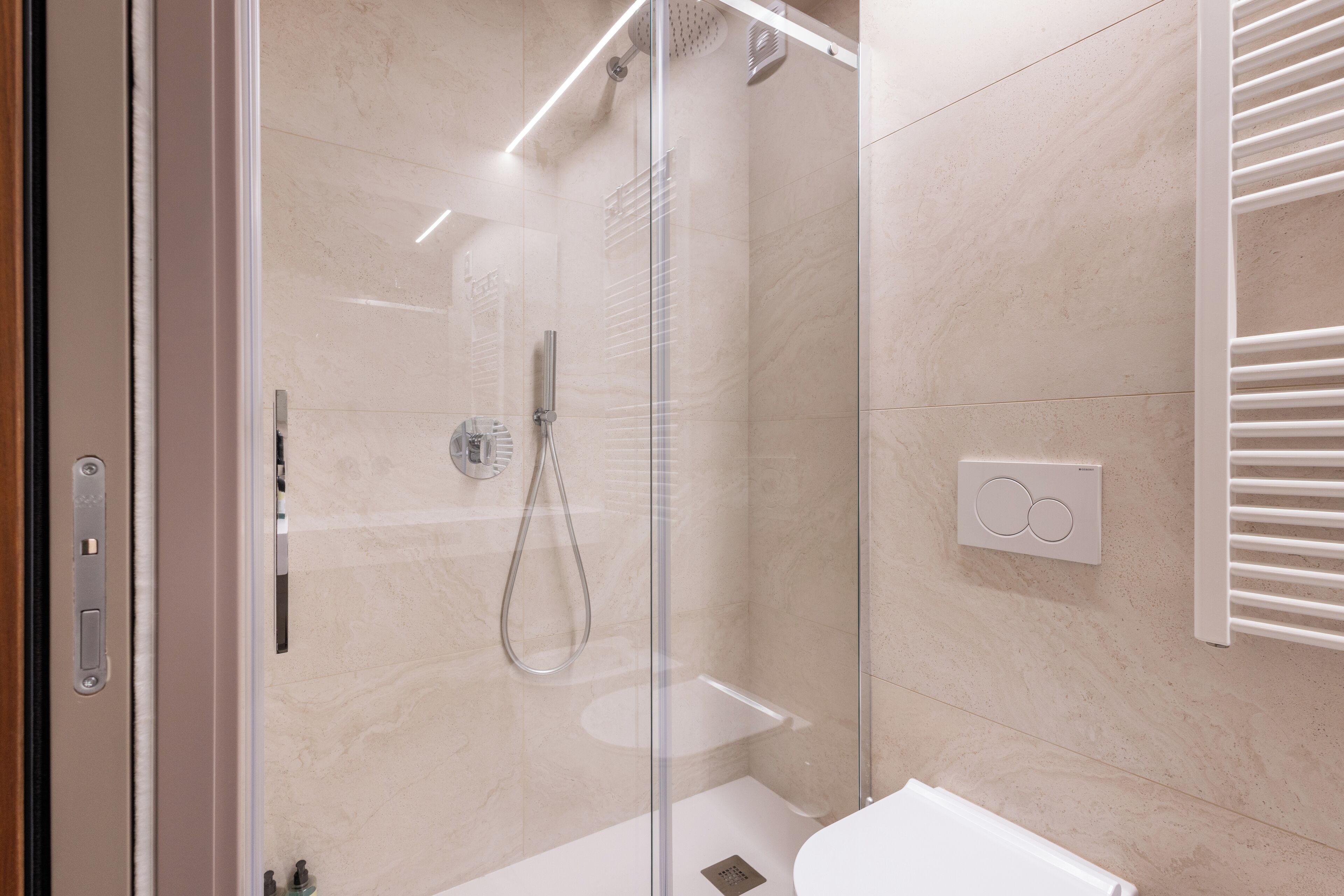 Quarto quádruplo superior | Banheiro | Chuveiro, toalhas de banho