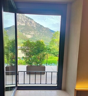 Un balcon donnant sur un paysage montagneux.