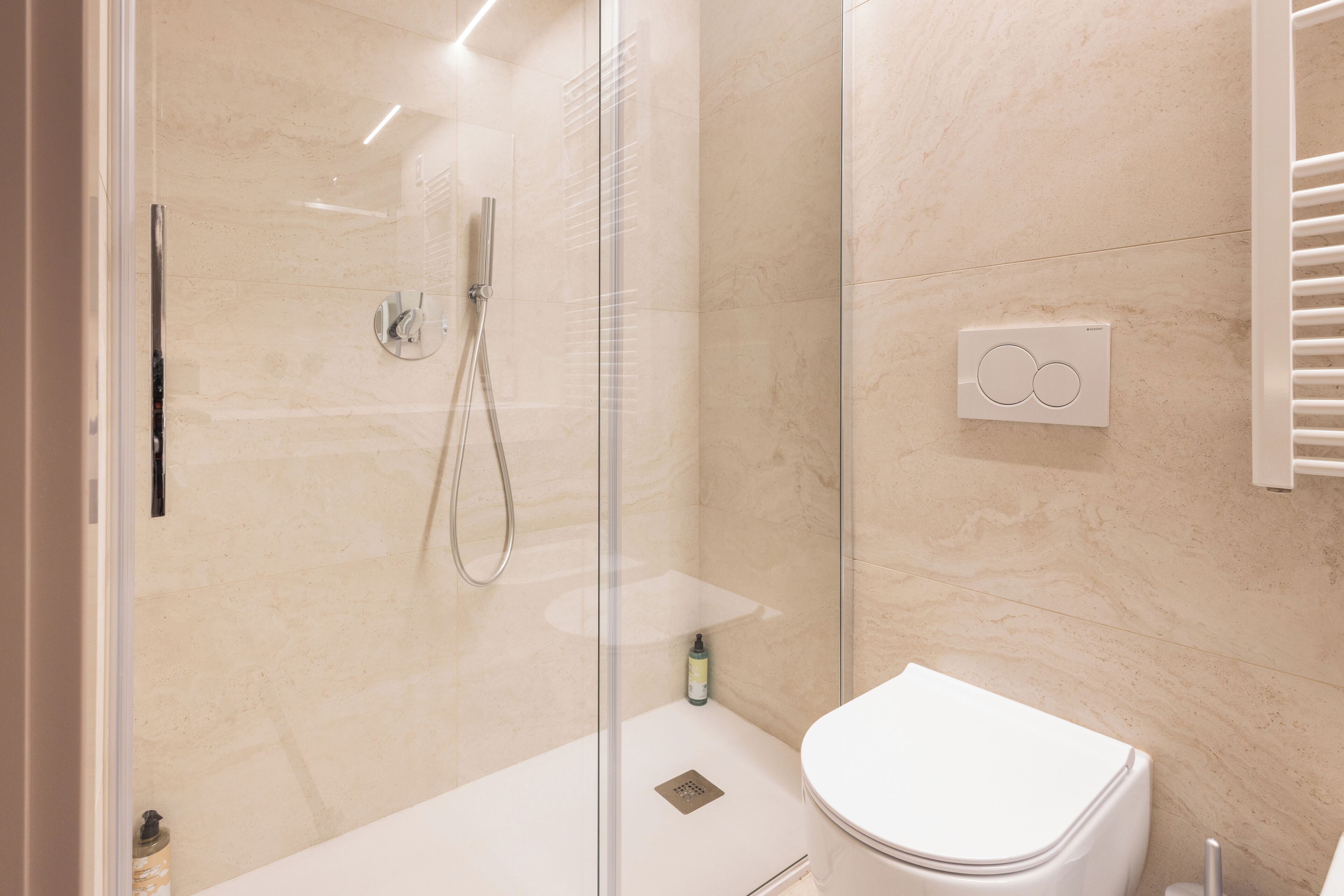 Basic-Doppel- oder -Zweibettzimmer | Badezimmer | Dusche, Handtücher