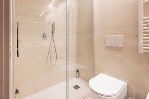 Basic Double or Twin Room | Bathroom