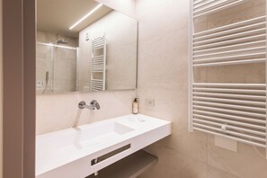 Classic Triple Room | Bathroom | Shower, towels - Aima Boutique Rooms (Costa Volpino)