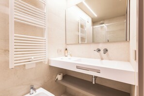 Basic Double or Twin Room | Bathroom | Shower, towels - Aima Boutique Rooms (Costa Volpino)