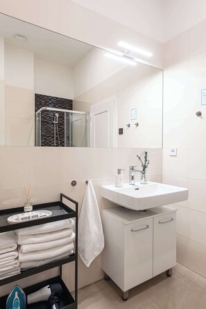 Shower, hair dryer, shampoo - TurnKey | Wenceslas square Two Bedroom Loft Ap. (Praha 1)