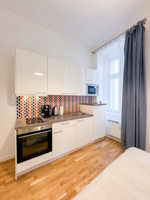 Fridge, microwave, stovetop, coffee/tea maker - TurnKey | W Apartment II by Wenceslas square (Praha 1)