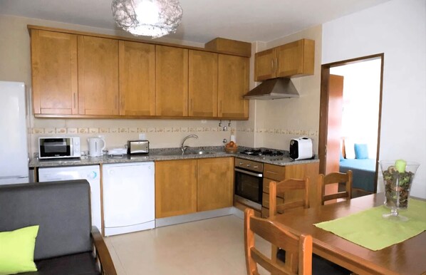 Kylskåp, mikrovågsugn, ugn och spishäll