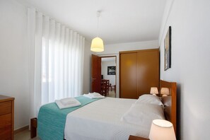 1 bedroom, iron/ironing board, WiFi, bed sheets - Apartment 'Campo Mar - T1 Beach View' with Sea View, Balcony and Wi-Fi (São Martinho do Porto)