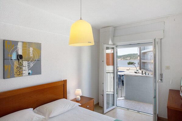 1 bedroom, iron/ironing board, WiFi, bed sheets - Apartment 'Campo Mar - T1 Beach View' with Sea View, Balcony and Wi-Fi (São Martinho do Porto)