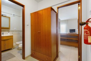 Douche, sèche-cheveux, serviettes fournies