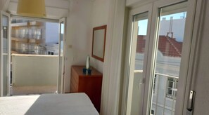 Silitysrauta/-lauta, Wi-Fi, vuodevaatteet