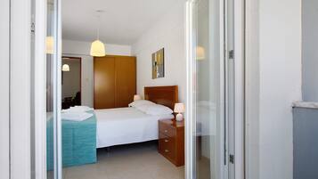 1 habitación, tabla de planchar con plancha, wifi y ropa de cama