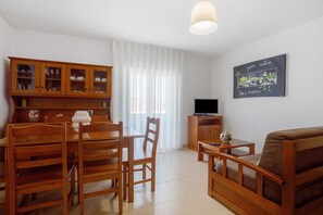 TV - Apartment 'Campo Mar - T1 Beach View' with Sea View, Balcony and Wi-Fi (São Martinho do Porto)