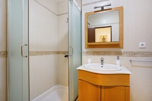 Douche, sèche-cheveux, serviettes fournies